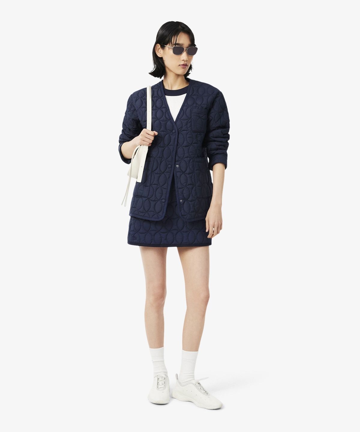 162cm 화자가 size1 제품을 착용하고 거울 셀카를 찍는 모습, 슬림한 라인이 돋보이는 컷