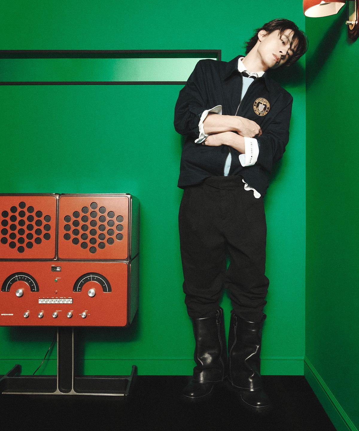 180cm 남성이 블랙 구르카 팬츠를 입고 흰 셔츠를 넣어 입은 채 전신 거울 앞에서 포즈를 취하는 모습, 다리가 길어 보이는 핏이 강조됨
