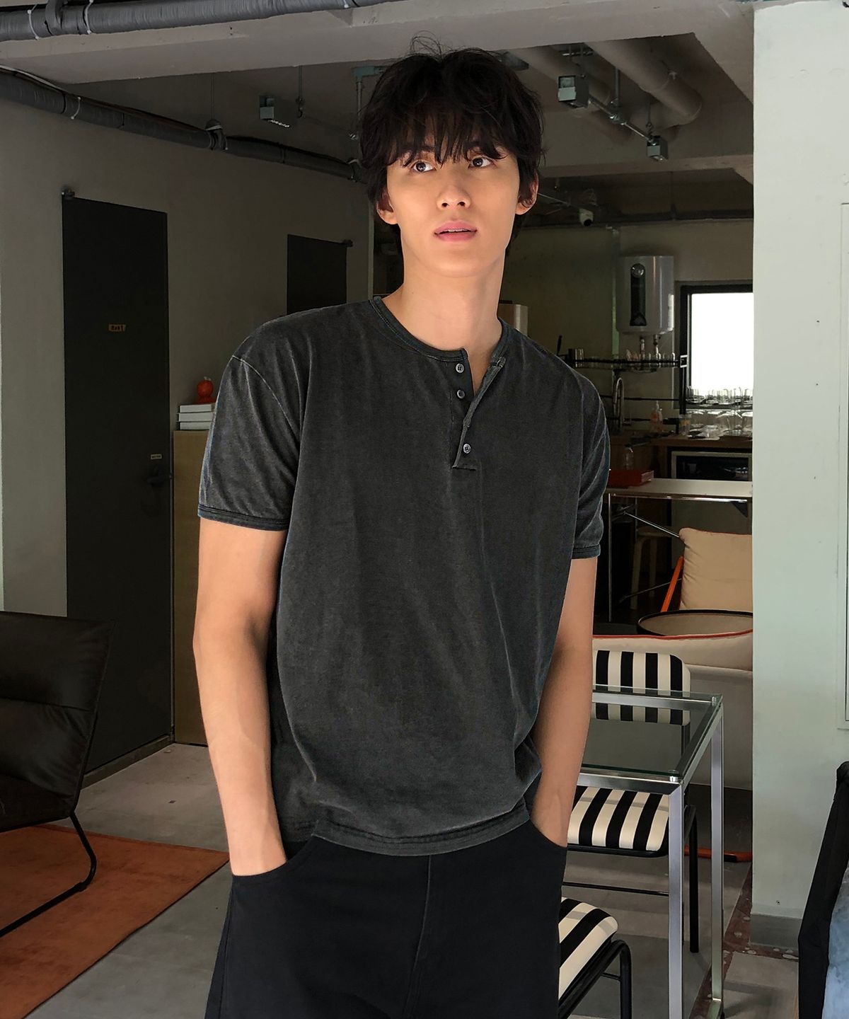 거울 셀카로 전신 샷을 찍은 모습, 티셔츠 기장이 골반 위치에 딱 떨어져 비율이 좋아 보이는 착장