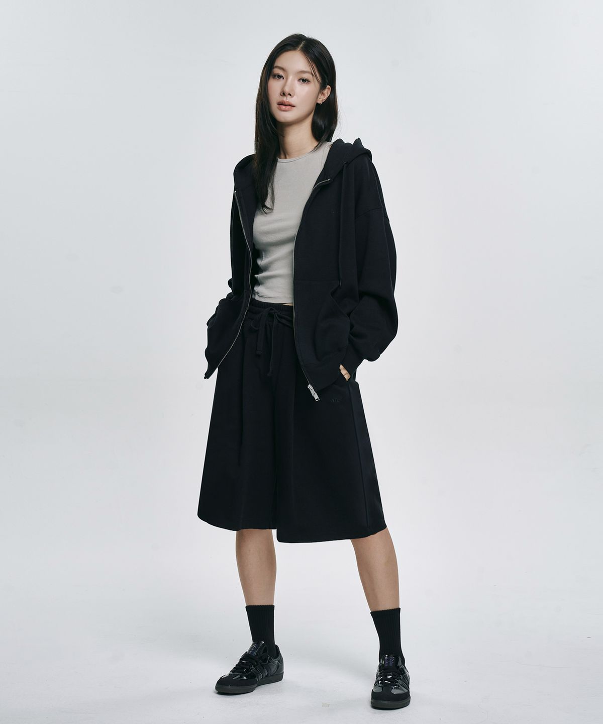 햇빛 아래에서 블랙 원단의 질감이 잘 드러나도록 촬영한 바지의 전체적인 외관