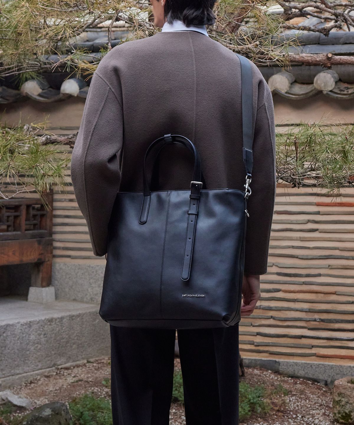가방 내부를 열어 A4 파일과 두꺼운 전공 서적 2권, 14인치 노트북이 차곡차곡 들어간 수납 공간 촬영 컷