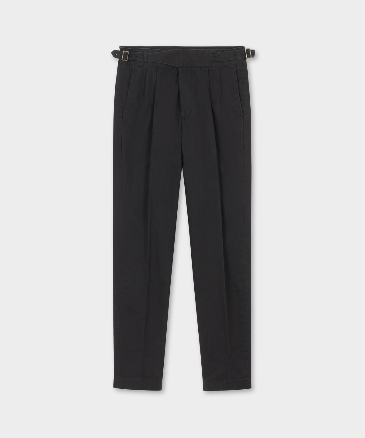 가을 햇살 아래서 블랙 구르카 팬츠와 로퍼를 매치하고 걷는 모습, 클래식한 분위기가 돋보임