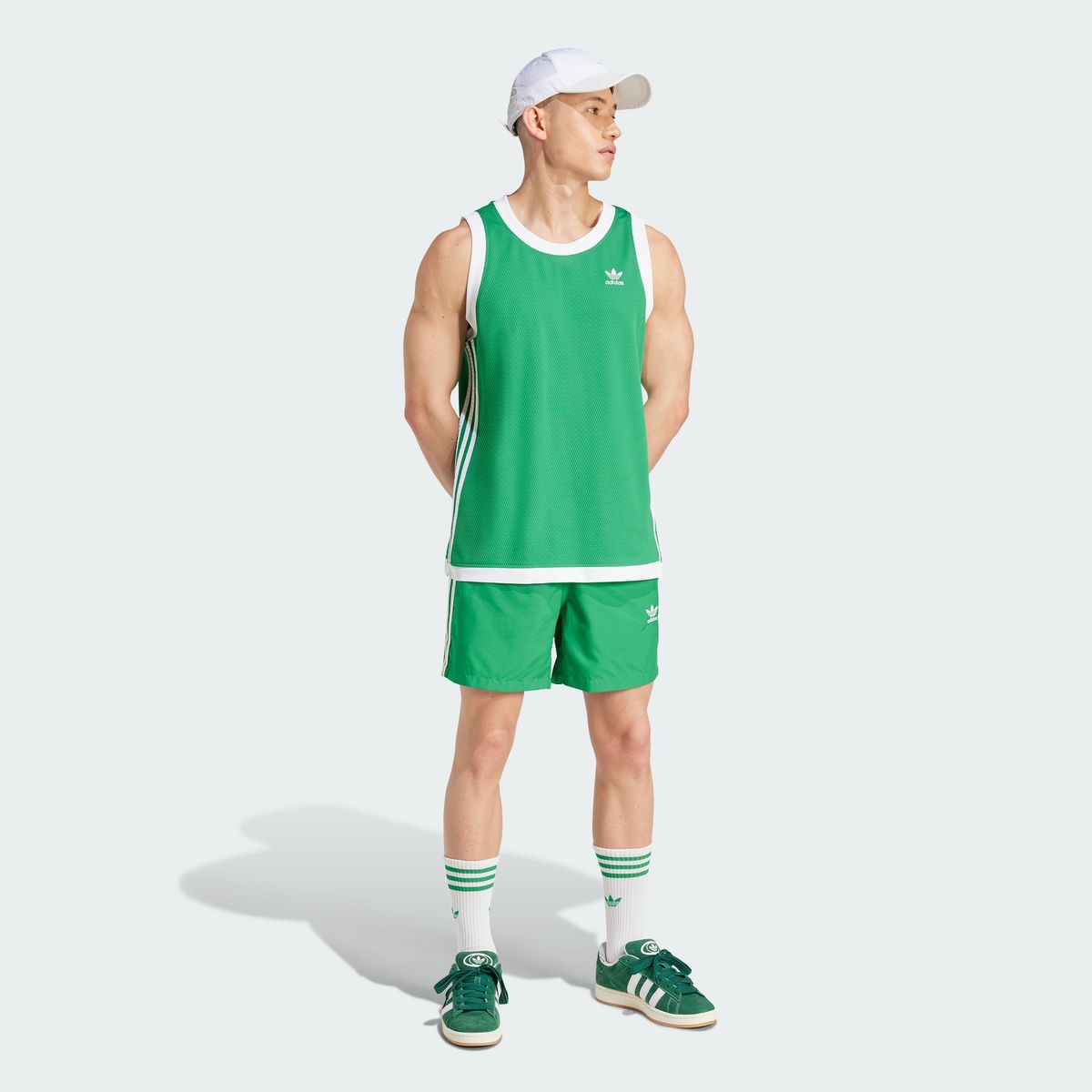 바지 옆면의 삼선 라인과 허벅지 부분의 화이트 트레포일 자수 로고를 근접해서 촬영한 디테일 컷