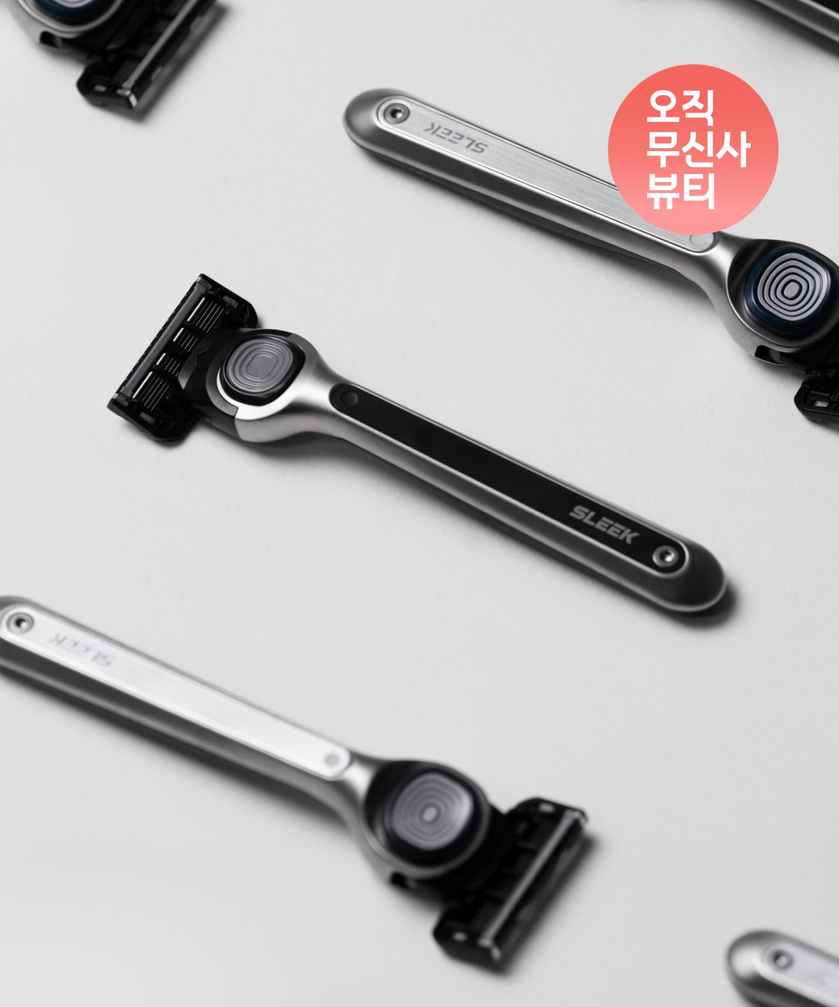 상자 안에서 꺼낸 면도기 본체와 여분의 5중 면도날이 나란히 놓여 있는 상세 샷