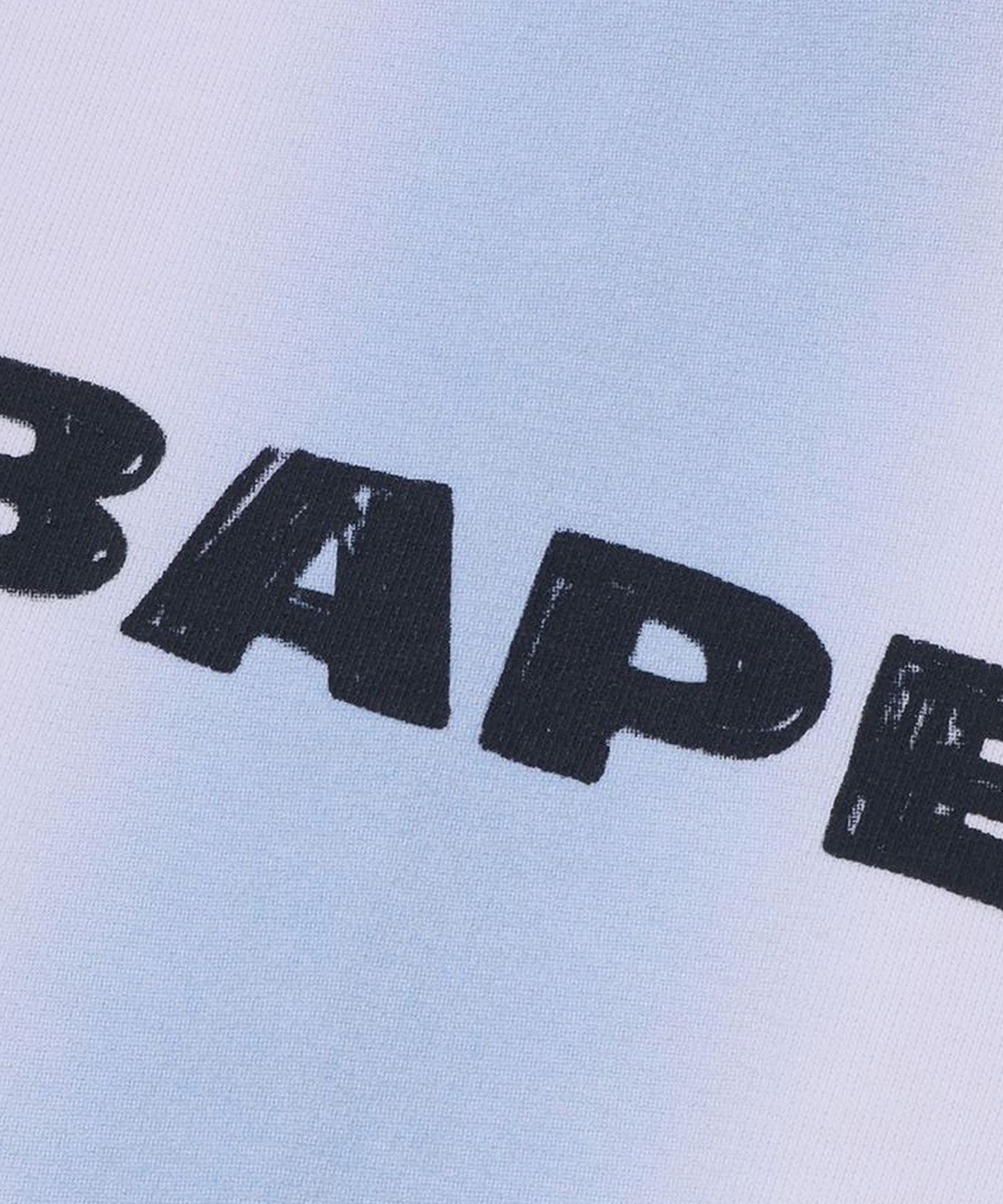 후드 지퍼를 끝까지 올려 샤크 마스크를 완성한 화자의 얼굴 클로즈업 샷